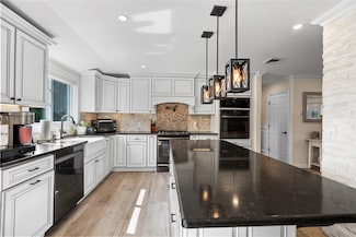 38 Kenwood Dr, Bohemia, NY 11716