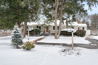 100 Vineyard Rd, Abington, MA 02351