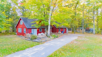 100 Chippendale Dr, Houghton Lake, MI 48629
