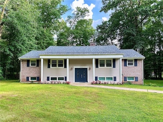 214 Raptor Cir, New Castle, PA 16105