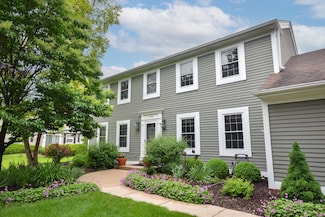 614 Park Crest Dr, Thiensville, WI 53092