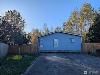 1905 Honeysuckle Ln, Centralia, WA 98531