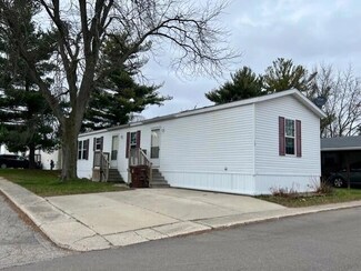 15 Hawthorne Ln, Mason, MI 48854