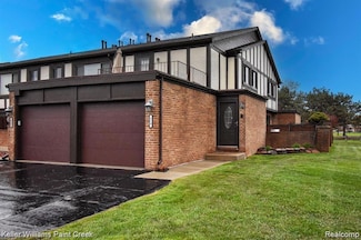 324 Country Club Dr Unit 33, Saint Clair Shores, MI 48082