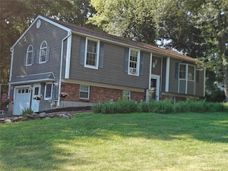 9 Macintosh Ln, Wappingers Falls, NY 12590