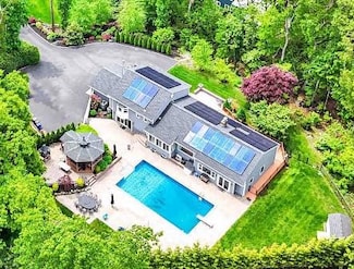 69 Bankside Dr, Centerport, NY 11721