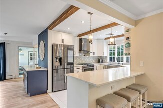 17 Holly Dr, Upper Saddle River, NJ 07458