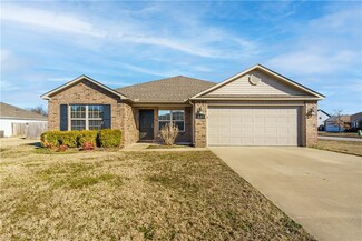 236 Glory Ln, Bethel Heights, AR 72764