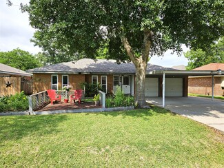 624 Seminole Dr, Kemah, TX 77565