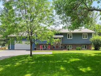 806 Grandview Dr, Hudson, WI 54016