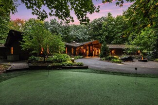 200 Black Oaks Ln, Wayzata, MN 55391