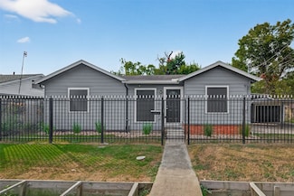 7118 Hershe St, Houston, TX 77020