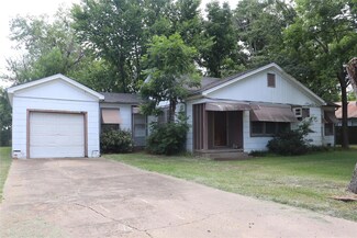 251 S 1st St, Point, TX 75472