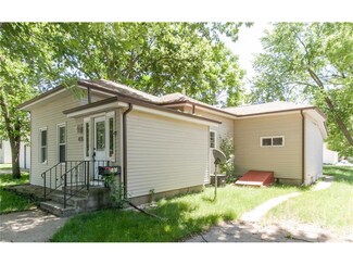 181 15th Ave SW, Cedar Rapids, IA 52404