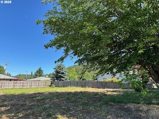 445 W Elizabeth St, Roseburg, OR 97471