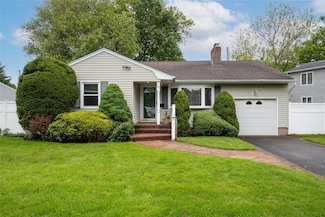29 Newmarket Rd, Syosset, NY 11791