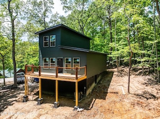 689 Country Oaks Ln, Lafollette, TN 37766