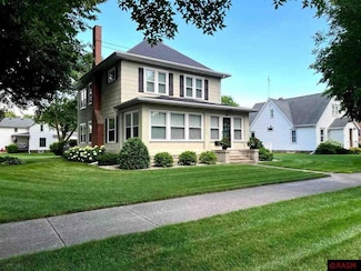 305 305 S 1st Ave, Sleepy Eye, MN 56085