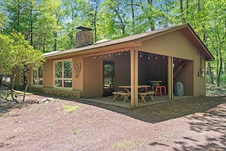 8 Red Oak Rd, Lake Harmony, PA 18624