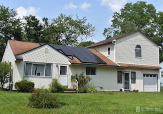 126 Lakeside Dr N, Piscataway, NJ 08854