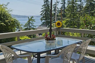 9404 NE Shore Dr, Indianola, WA 98342