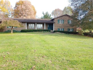 6400 Winterwood Dr, Nashport, OH 43830