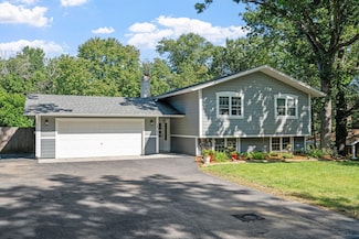 16300 N Hillcrest Ct, Eden Prairie, MN 55346