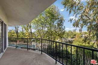 15569 Meadowgate Rd, Encino, CA 91436