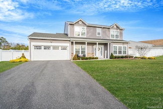 7 Pondview Cir, Shirley, NY 11967