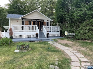 16 Berry Ln, West Milford, NJ 07480