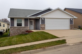 7849 S Westbrook Dr, Dubuque, IA 52002