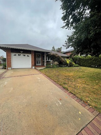 806 Center Dr, North Baldwin, NY 11510