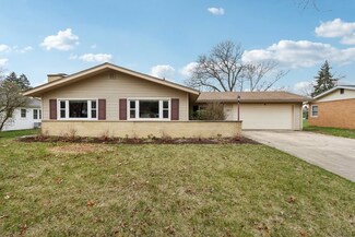28 S Sycamore Ln, North Aurora, IL 60542