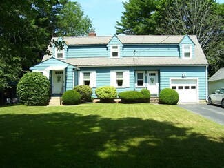 11 Lloyd St, Hopedale, MA 01747