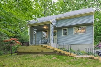 11 Wood Duck Ln, Tariffville, CT 06081