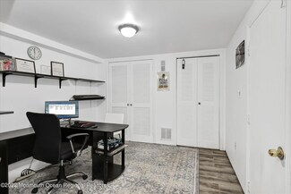 21 Marina View Dr, Sewaren, NJ 07077