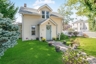 393 City Island Ave, Bronx, NY 10464