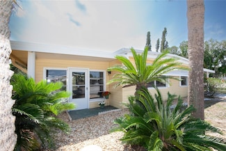 726 Viking Ave, Tavares, FL 32778