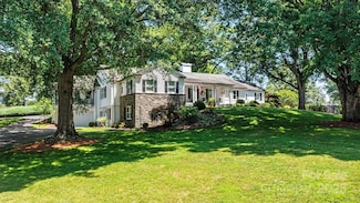842 N Center St, Hickory, NC 28601
