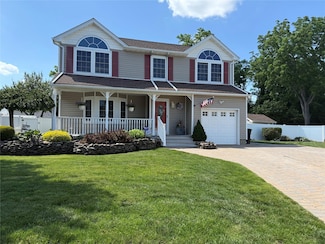 4 Anthony Ct, Copiague, NY 11726