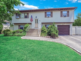 26 S Shore Ct, Islip, NY 11751