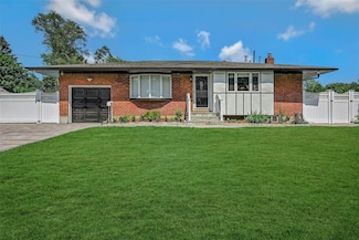 2 Janet Ln, ComMacK, NY 11725