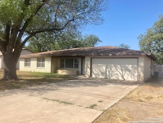 535 N 4th St, Uvalde, TX 78801