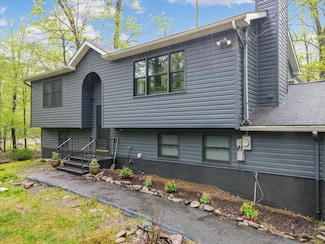 1228 Woodland Dr, East Stroudsburg, PA 18301