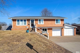 2925 Olympia Dr, Bettendorf, IA 52722