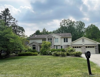 5898 Independence Ln, West Bloomfield, MI 48322