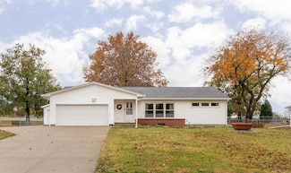 1821 Primrose Dr, Cedar Falls, IA 50613
