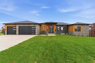 318 Sunset Dr, Saddlebrooke, MO 65630