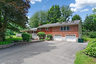 7 Lugo Ln, Wallkill, NY 12589