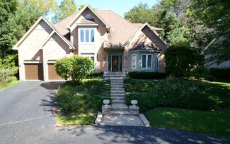 102 Creekside Ct, Saint Charles, IL 60174